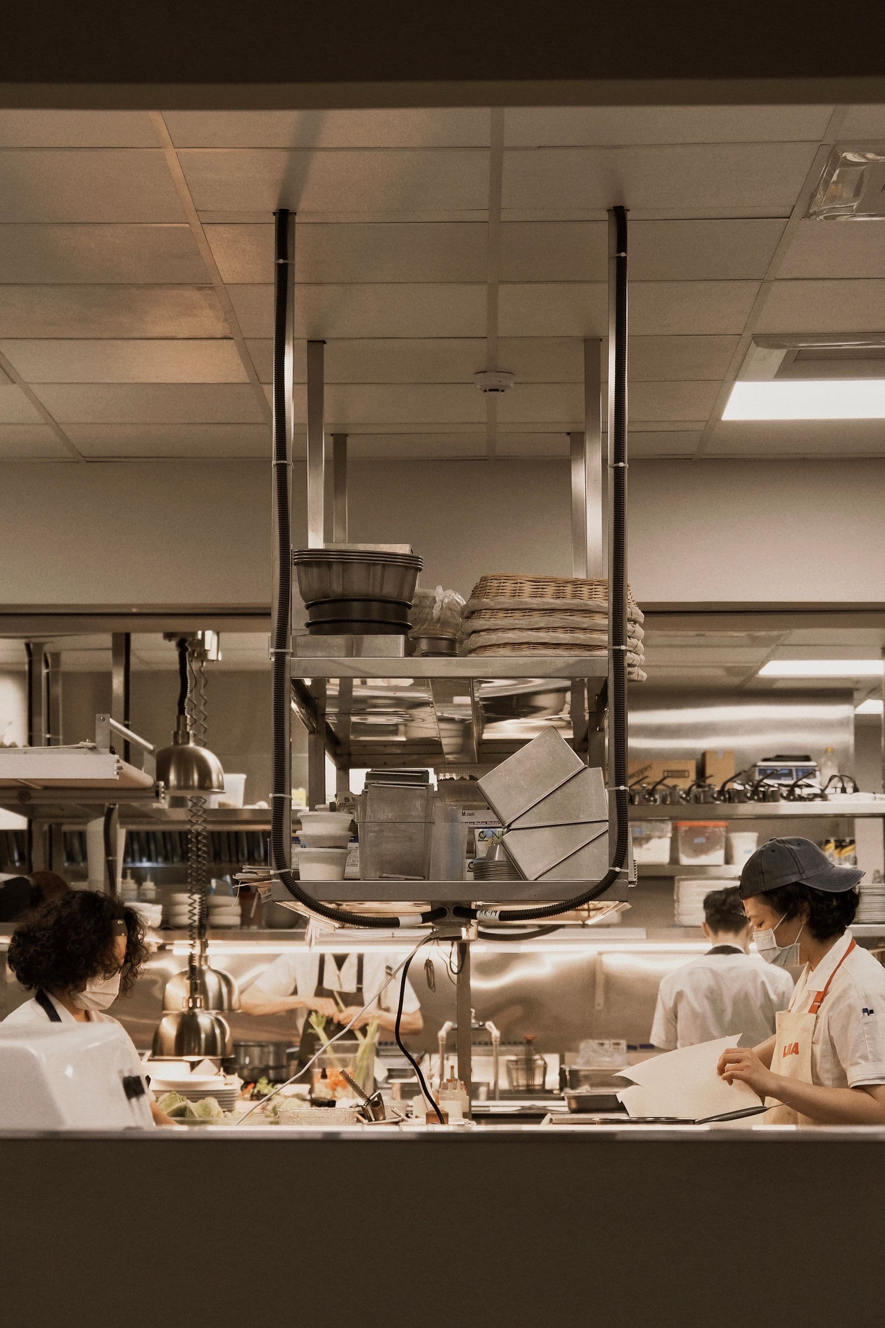 Equipe trabalhando em uma cozinha profissional